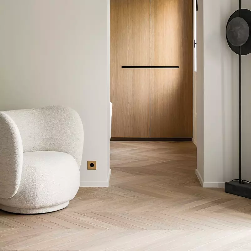 Premium Light Oak Chevron Parquet